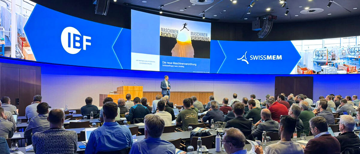 Publikum bei einer Präsentation auf der Konferenz Maschinensicherheit Schweiz