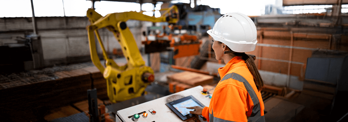 Arbeiter überblickt den Bauvorgang von einer Plattform aus