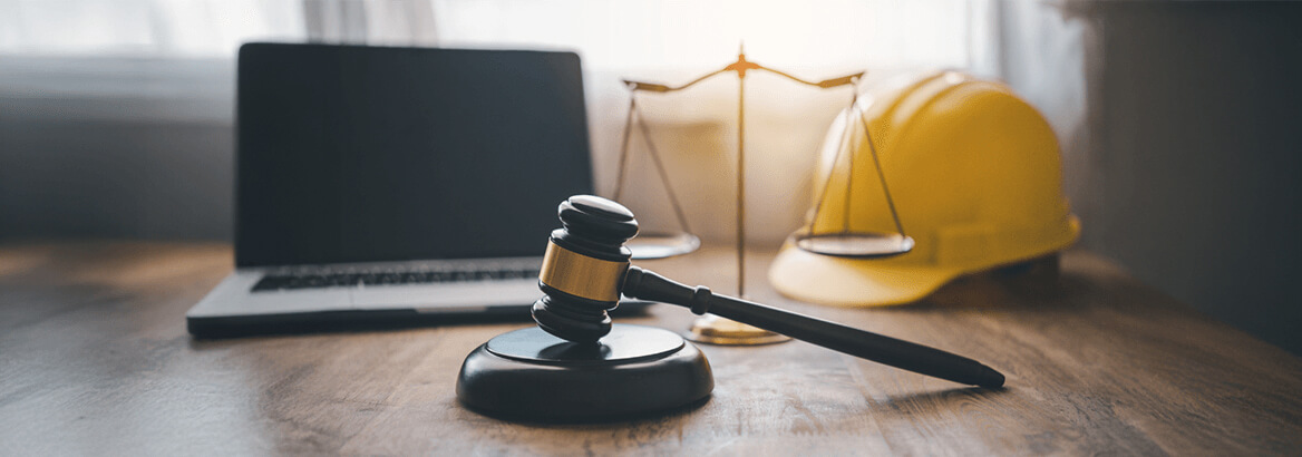 Der Hammer eines Richters liegt auf einem Tisch