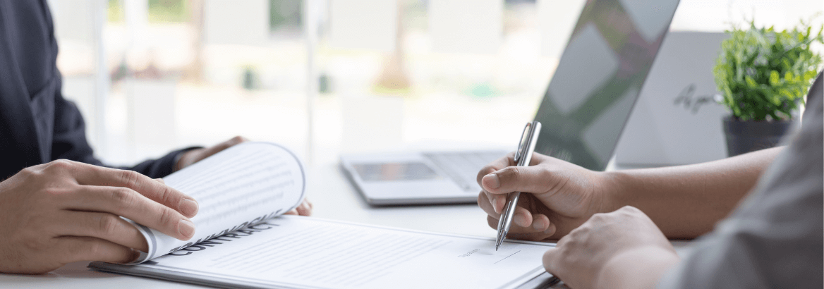 Aufnahme von Mitarbeitern mit ausgebreiteten Dokumenten