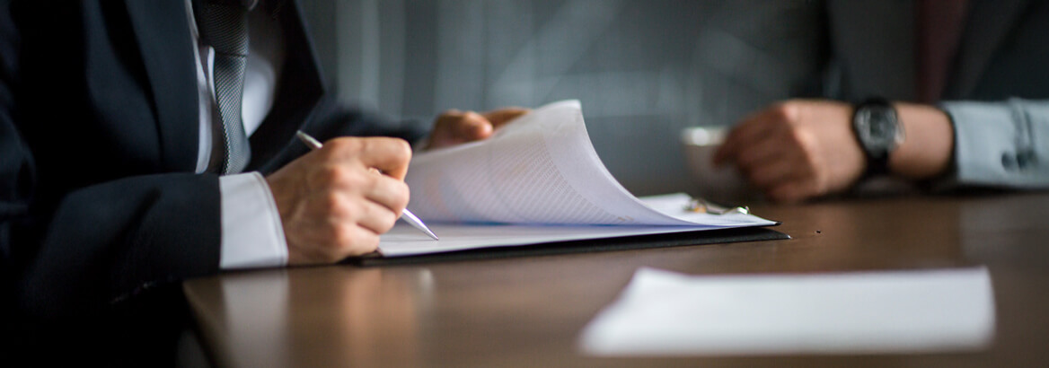 Aufnahme eines Mitarbeiters, der ein Dokument unterzeichnet