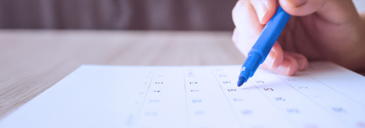 Aufnahme eines Stifts, der einen Kalendertag markiert