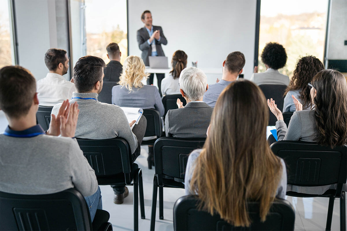 Aufnahme von Teilnehmenden und eines Redners im Rahmen eines Seminars