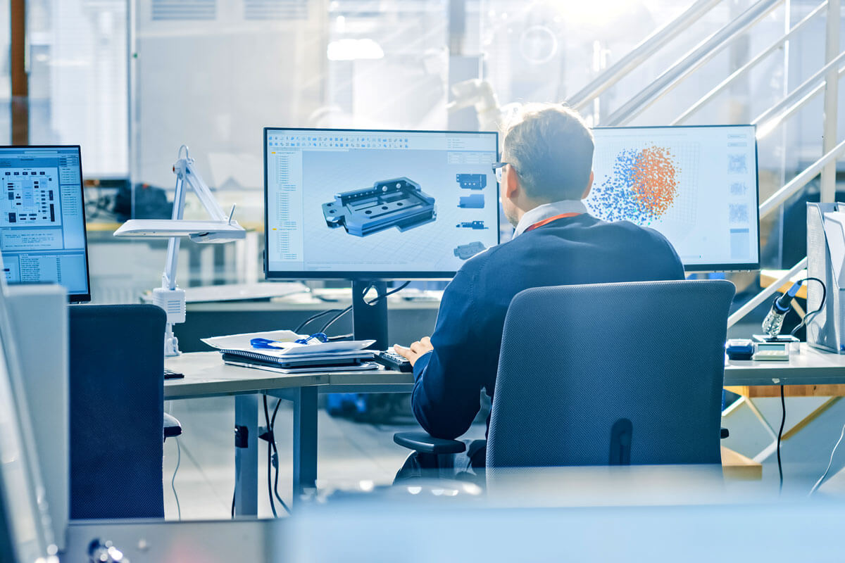 Bild eines Konstrukteurs bei der Entwicklung eines Maschinenteils