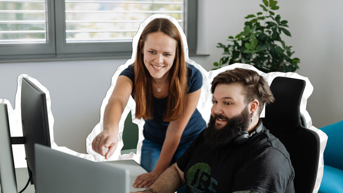 Ausbilder zeigt einem Lehrling etwas auf einem Monitor