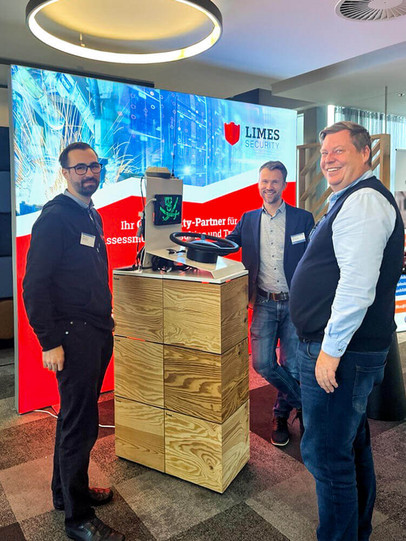 Philip Wandl (links), Peter Panholzer (Mitte), Geschäftsführer der Limes Security