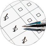 Nahaufnahme eines Stifts auf einem Umfragebogen