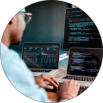 Student arbeitet am Computer, auf dem Bildschirm ist Code sichtbar