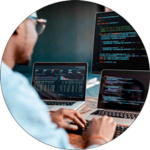 Student arbeitet am Computer, auf dem Bildschirm ist Code sichtbar