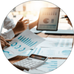 Mitarbeiter analysieren gemeinsam Daten auf Papieren und besprechen Ergebnisse