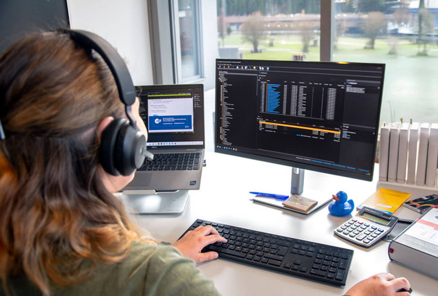 Über die Schulter eines Schülers Blick auf einen Bildschirm mit Code