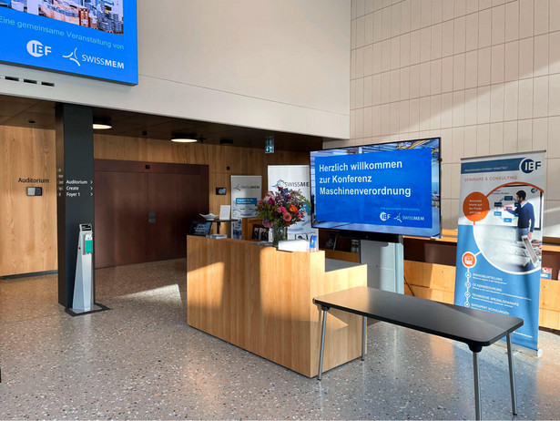 Aufnahme der Vorhalle auf der Konferenz zur Maschinenverordnung in Zürich