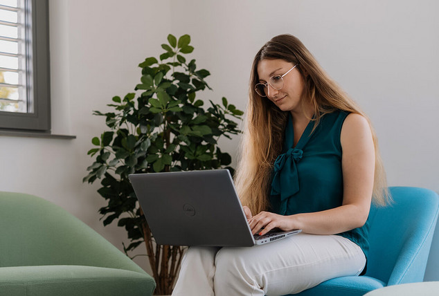 Junge Studentin arbeitet an einem Laptop