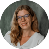 Porträtfoto von Nicole Tödling, HR-Generalist, lächelnd vor einer Wand