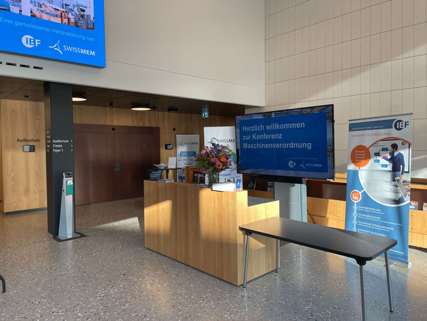 Aufnahme der Vorhalle auf der Konferenz zur Maschinenverordnung in Zürich