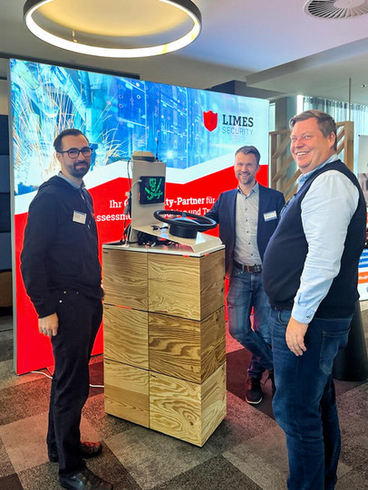 Philip Wandl (links), Peter Panholzer (Mitte), Geschäftsführer der Limes Security
