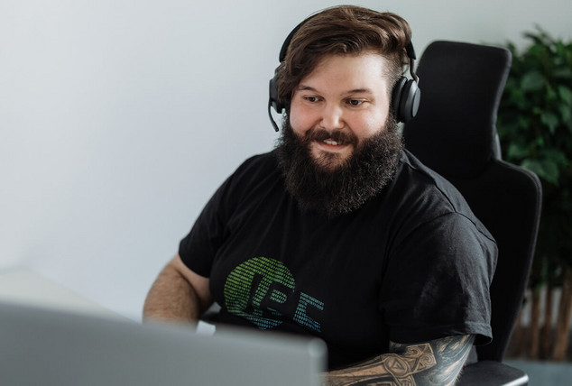 ÍT-Support Mitarbeiter berät lächelnd einen Kunden