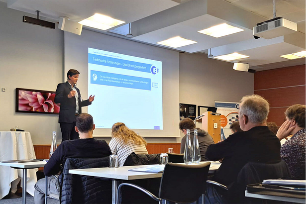 Aufnahme des Redners Johannes Windeler-Frick vor Teilnehmern auf der Konferenz zur Maschinenverordnung in Zürich