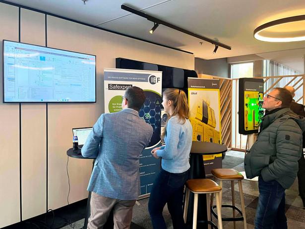 Aufnahme der Ausstellung auf der Konferenz zur Maschinenverordnung in Linz