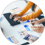 Personen arbeiten gemeinsam an einem Laptop