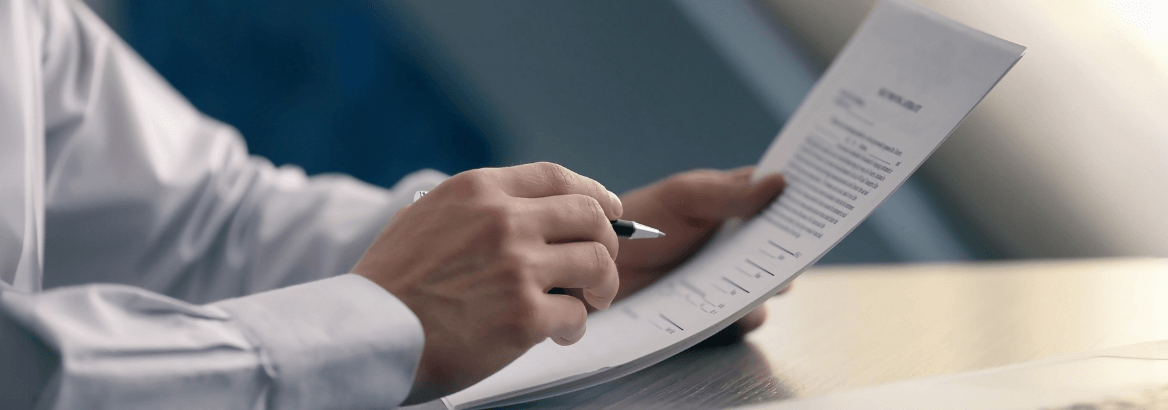 Aufnahme eines Mitarbeiters mit einer Vorschrift in der Hand