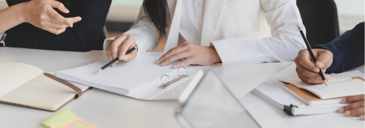 Aufnahme von ausgebreiteten Dokumenten vor Mitarbeitern