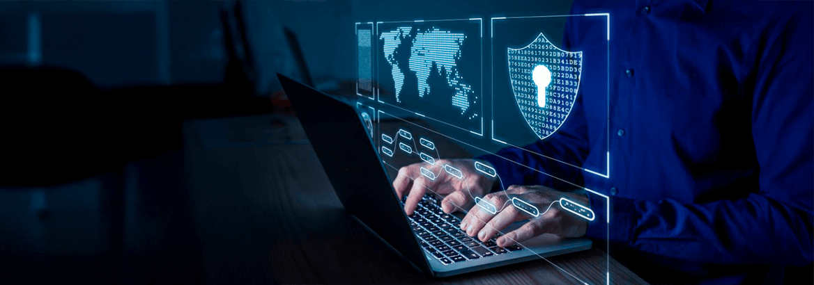 Aufnahme von Händen an einem Laptop mit digitalem Sicherheitsschloß