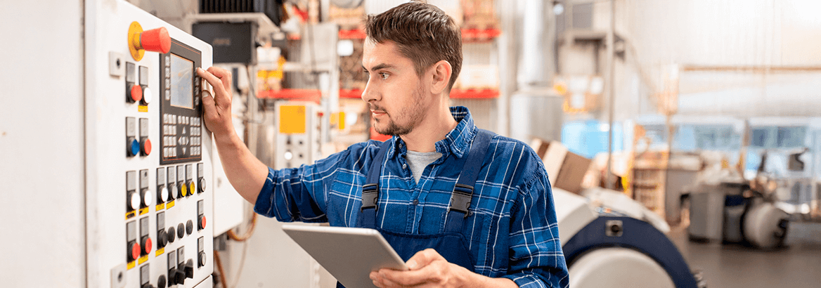 Aufnahme eines Konstrukteurs, der ein Steuerungselement einer Maschine kontrolliert