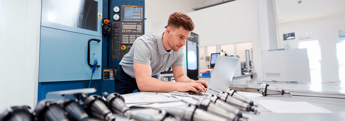 Aufnahme eines Konstrukteurs, der ein CAD-Programm bedient