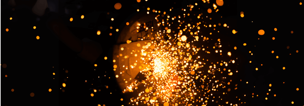 Funken in einem dunklen Raum