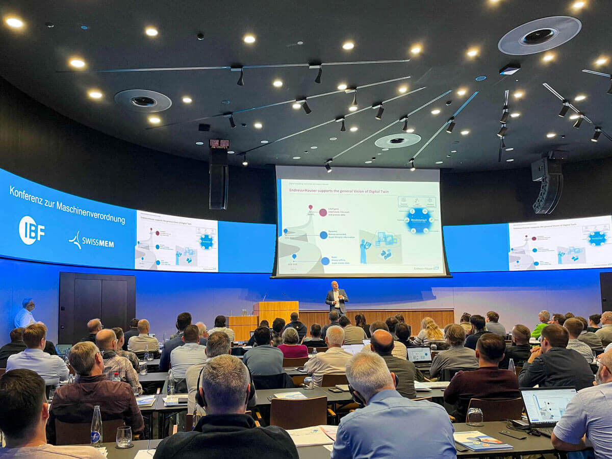 Aufnahme eines Redners vor Publikum auf der Konferenz zur Maschinenverordnung in Zürich