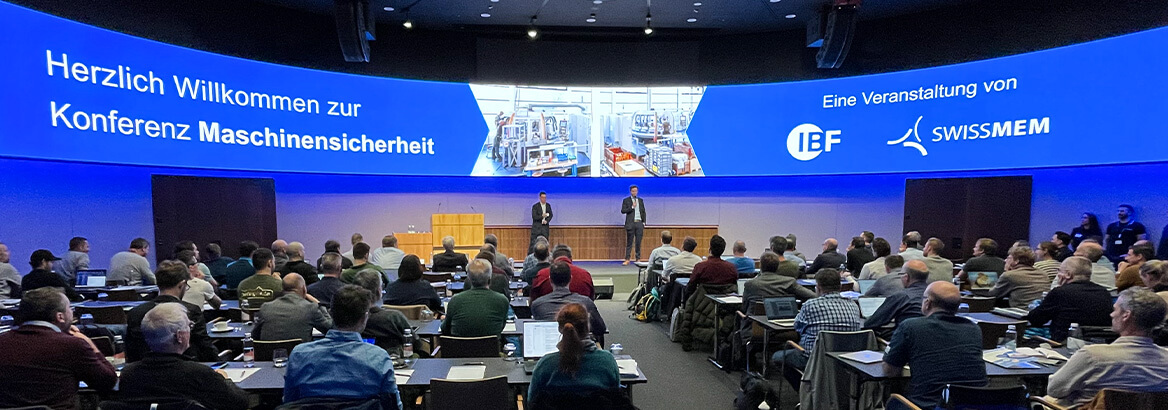 Blick über das Publikum auf die Bühne der Konferenz Maschinensicherheit in Zürich 2025