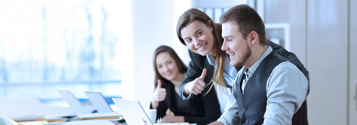 Aufnahme von Mitarbeitern, die einem Kollegen gratulieren