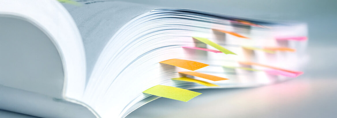 Betriebsanleitung liegt geöffnet auf dem Tisch