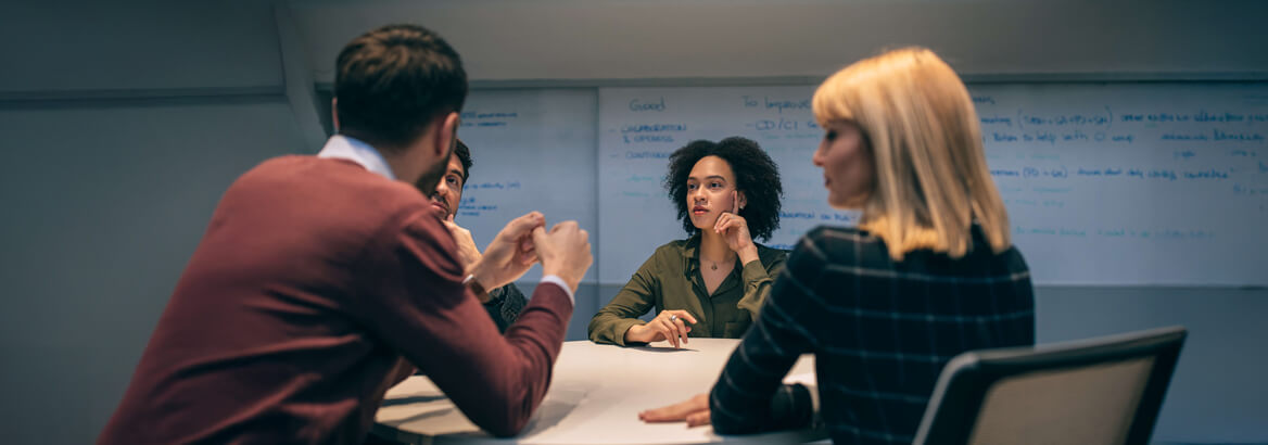 Aufnahme von Mitarbeiter im Gespräch über Haftung