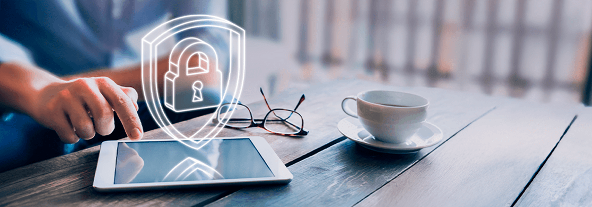 Grafik eines Schlosses schwebt über einem Tablet auf einem Kaffeetisch