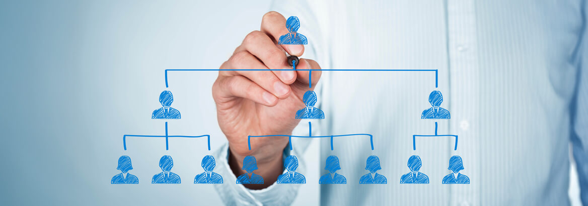 Aufnahme einer Mitarbeiterin beim Zeichnen eines Stabliniendiagramms