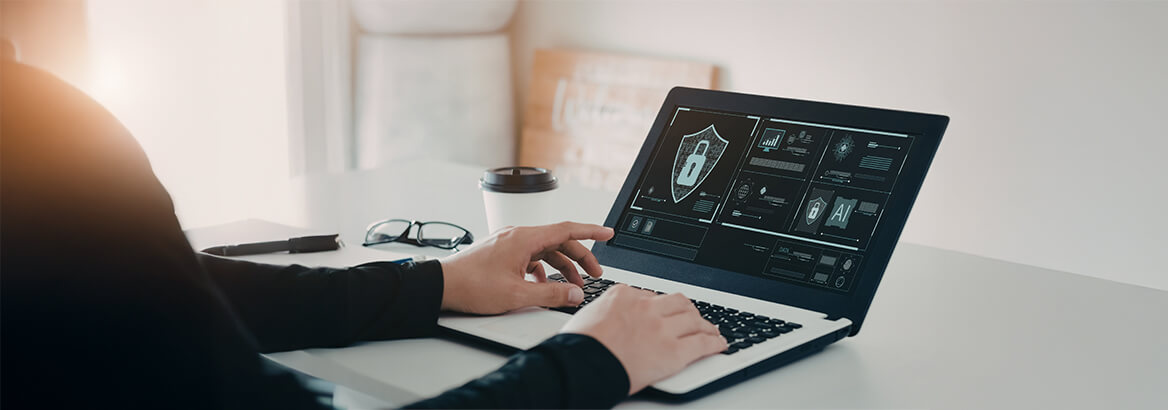 Aufnahme eines Mitarbeiters am Laptop mit Security-Inhalten
