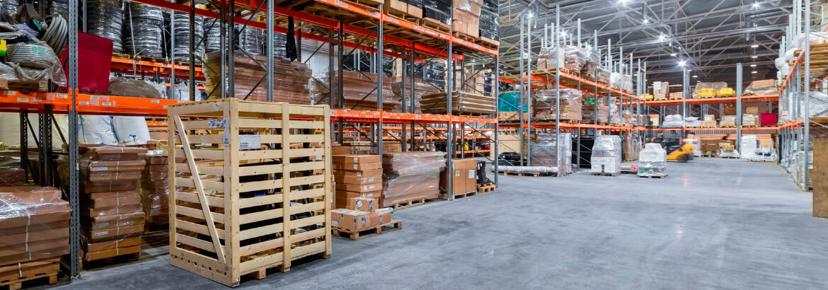 Aufnahme einer Lagerhalle mit Verpackungen