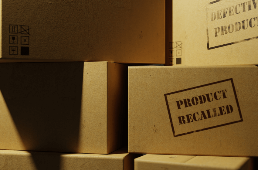 Aufnahme von Kisten mit Aufschrift "product recalled"