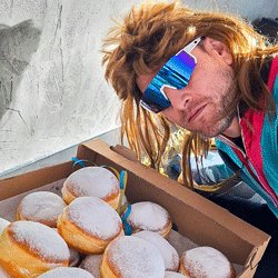 Aufnahme von Krapfen mit Mitarbeiter
