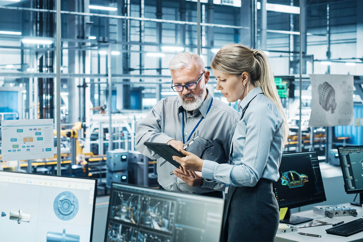 Bild von silberfarbenen sauberen Zahnrädern im Inneren eines Maschinenteils