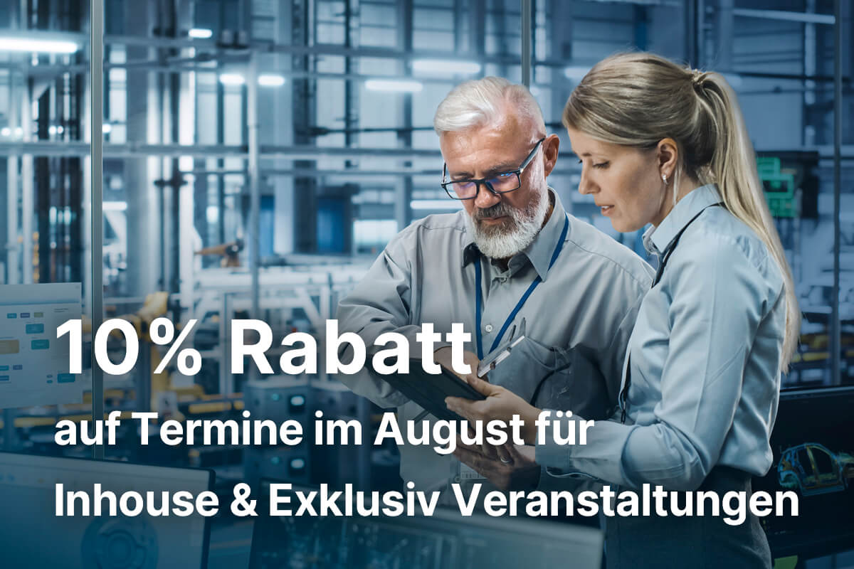 Zwei Mitarbeiter reden über die Risikobeurteilung einer Maschine. Darüber ist ein Rabatthinweis.