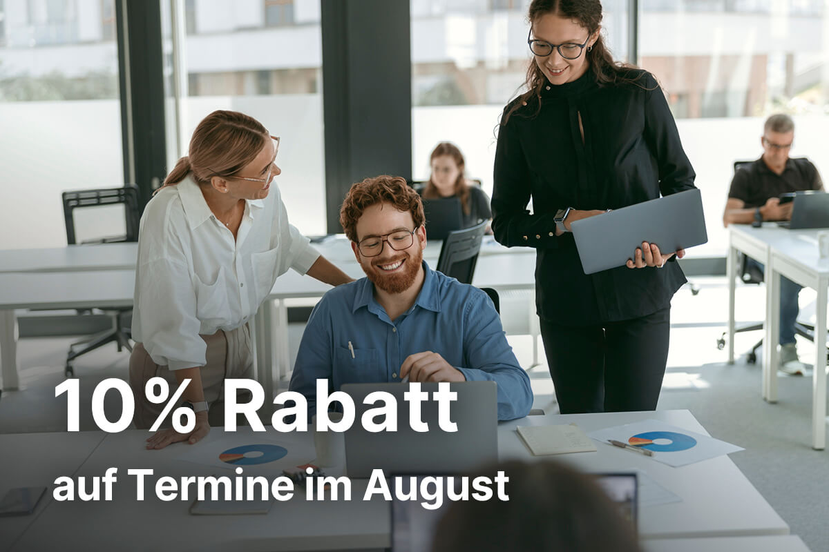 Bild einer Webinarsituation, bei denen die Teilnehmer das Webinar über eine Leinwand verfolgen