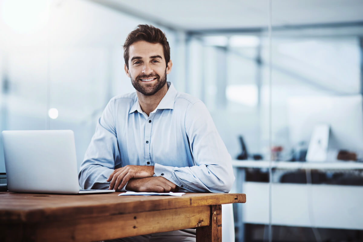 Bild eines Mitarbeiters, der eine Betriebsanleitung für eine Maschine erstellt