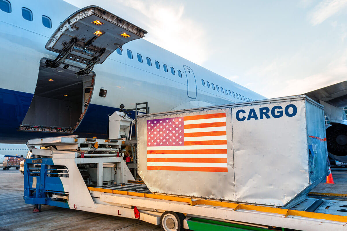 Ein Amerikanischer Cargo Container wird in ein Flugzeug geladen