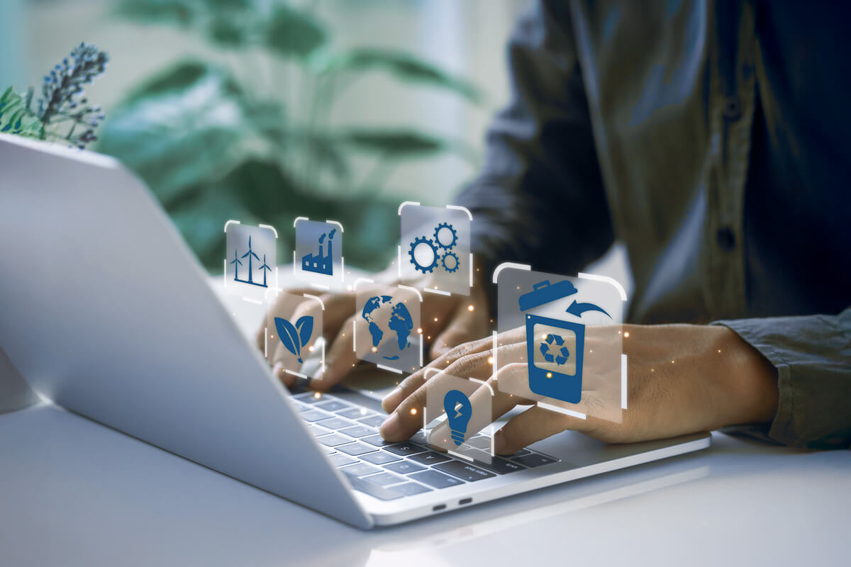 Aufnahme eines Konstrukteurs am Laptop mit virtuellen Kacheln zur Material Compliance