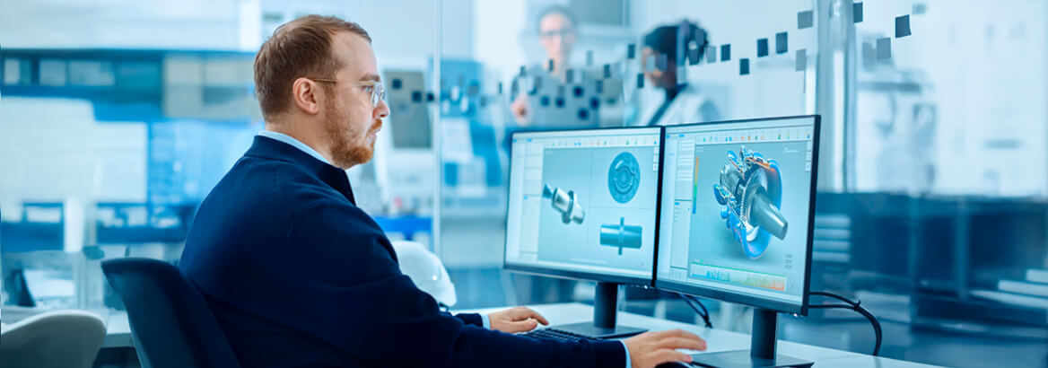 Aufnahme eines Ingenieurs vor einem CAD-Programm 